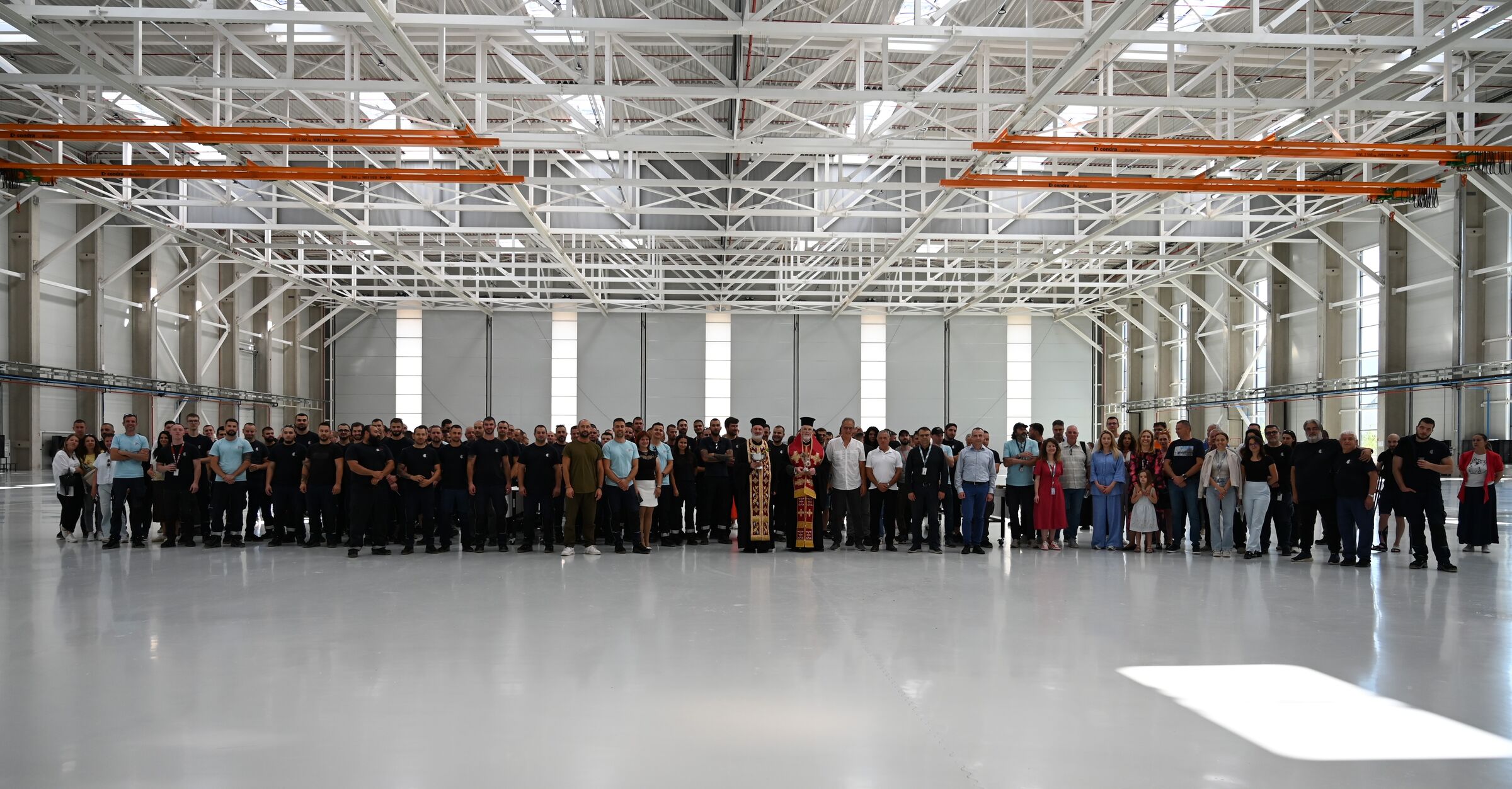 Екипът на Aero Technic BG в новия хангар на летище София