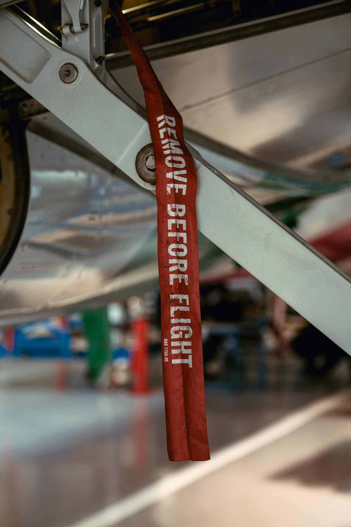 Aero Technic BG · табелка „Remove Before Flight“ на самолет в хангара