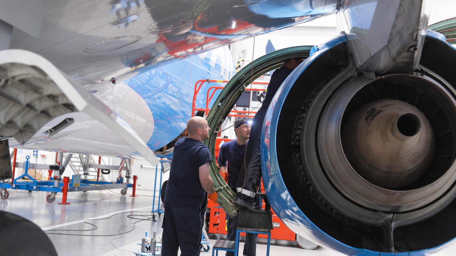 Aero Technic BG · техници по време на работа върху самолет
