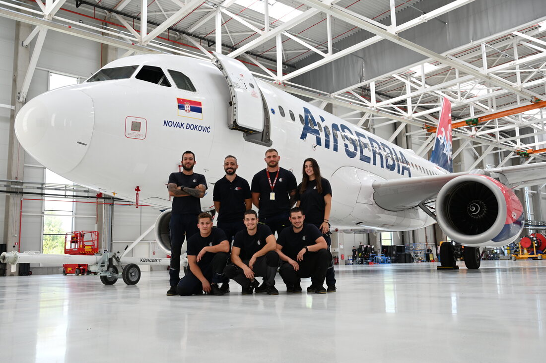 Част от екипа на Aero Technic BG пред самолета на Air Serbia