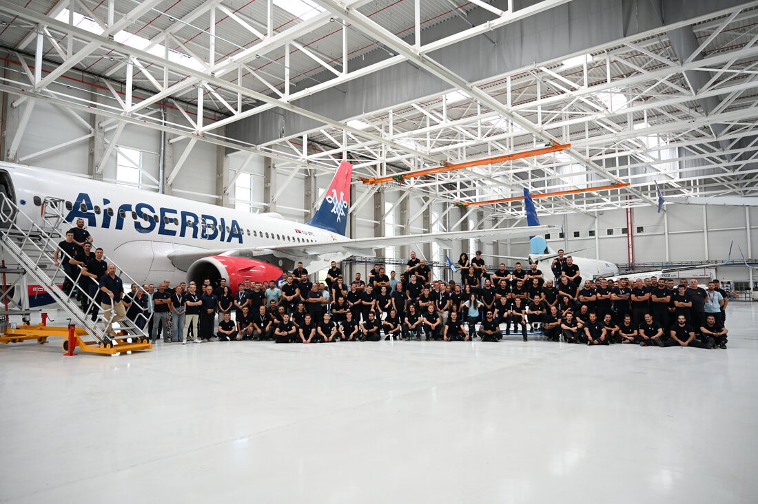 Екипът на Aero Technic BG, събран пред самолета на Air Serbia в новия хангар