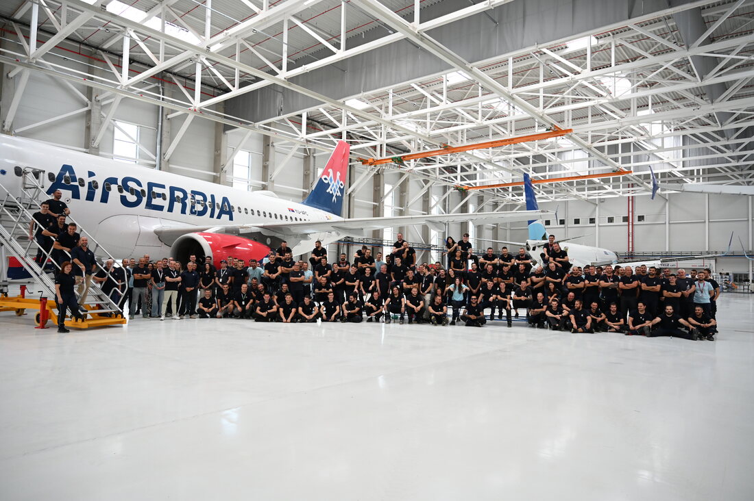 Обща снимка на екипа на Aero Technic BG в новия хангар