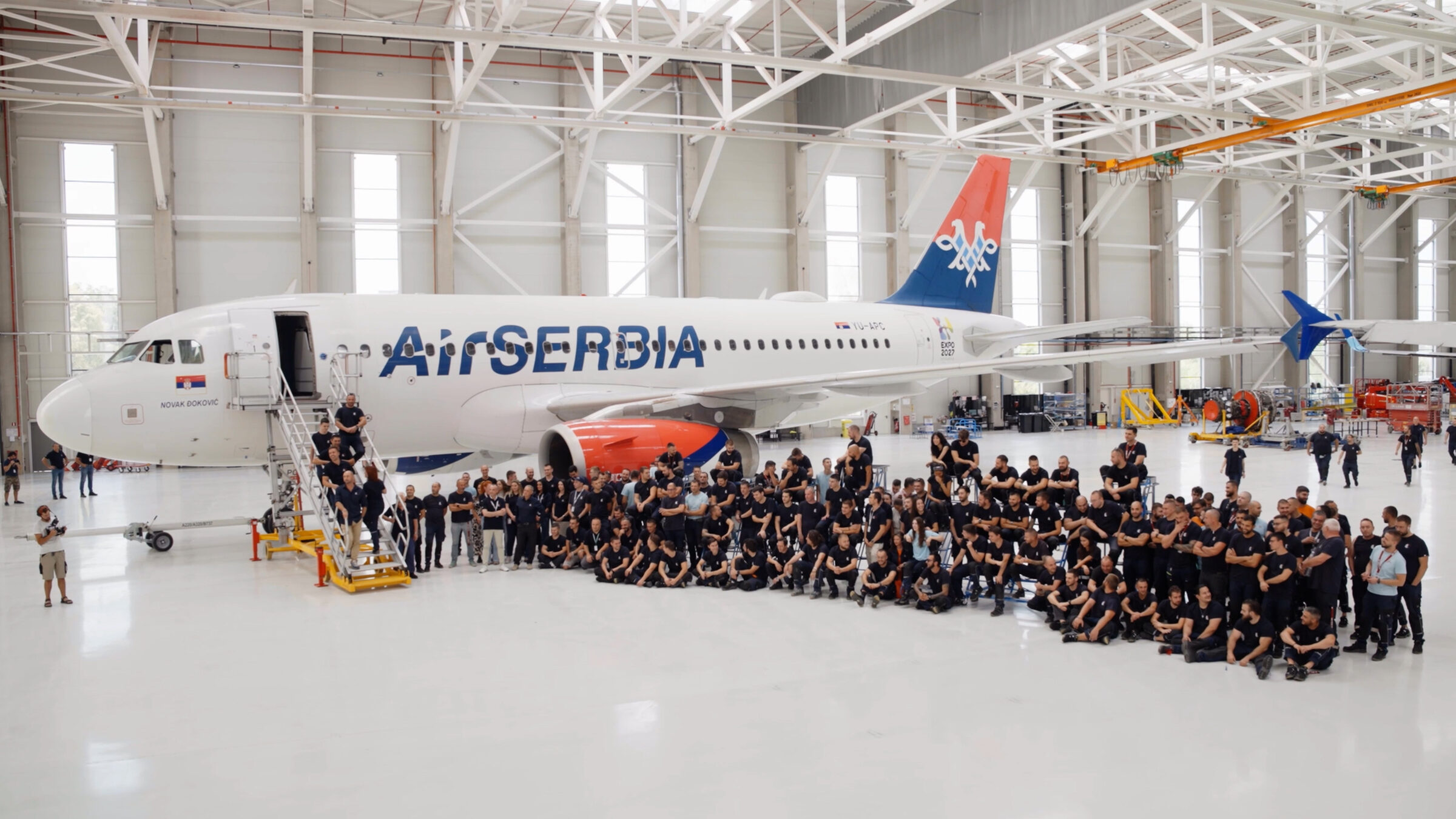 Екипът на Aero Technic BG със самолета на Air Serbia в новия хангар