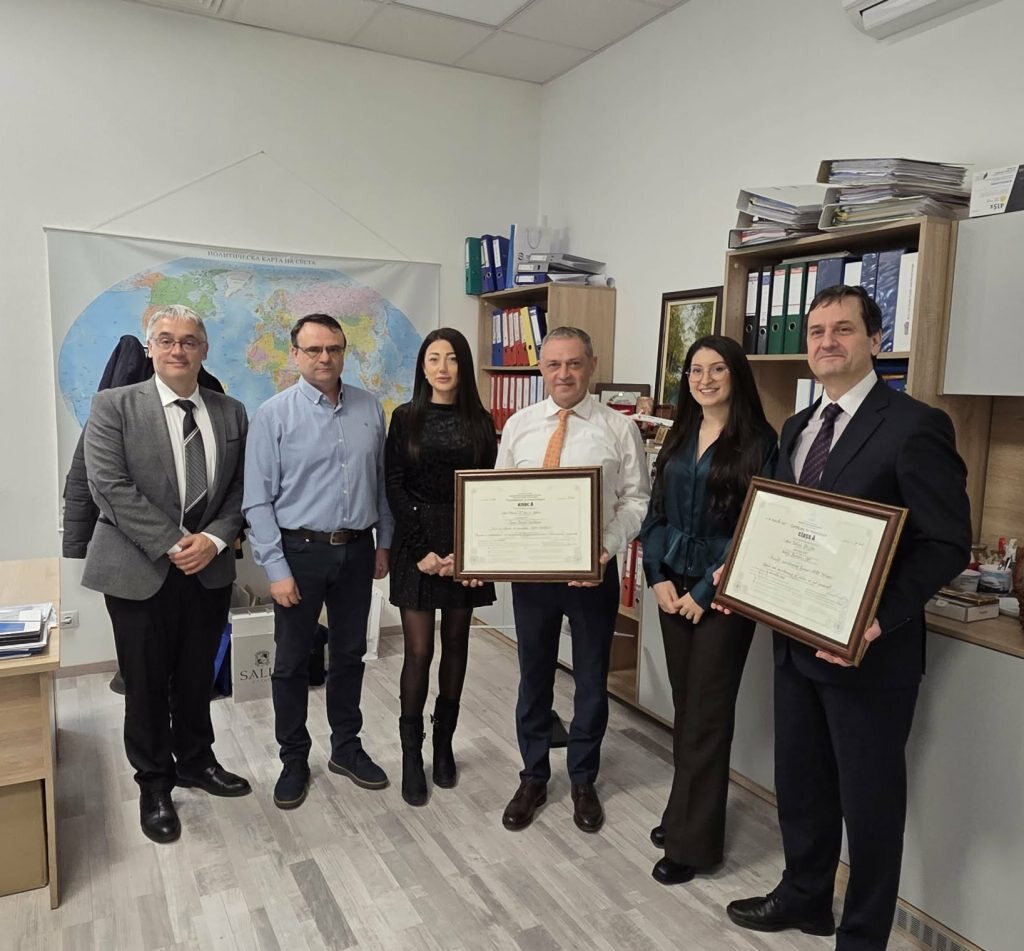 Представители на Aero Technic BG със сертификата за инвестиция клас А и представители на Българската агенция за инвестиции
