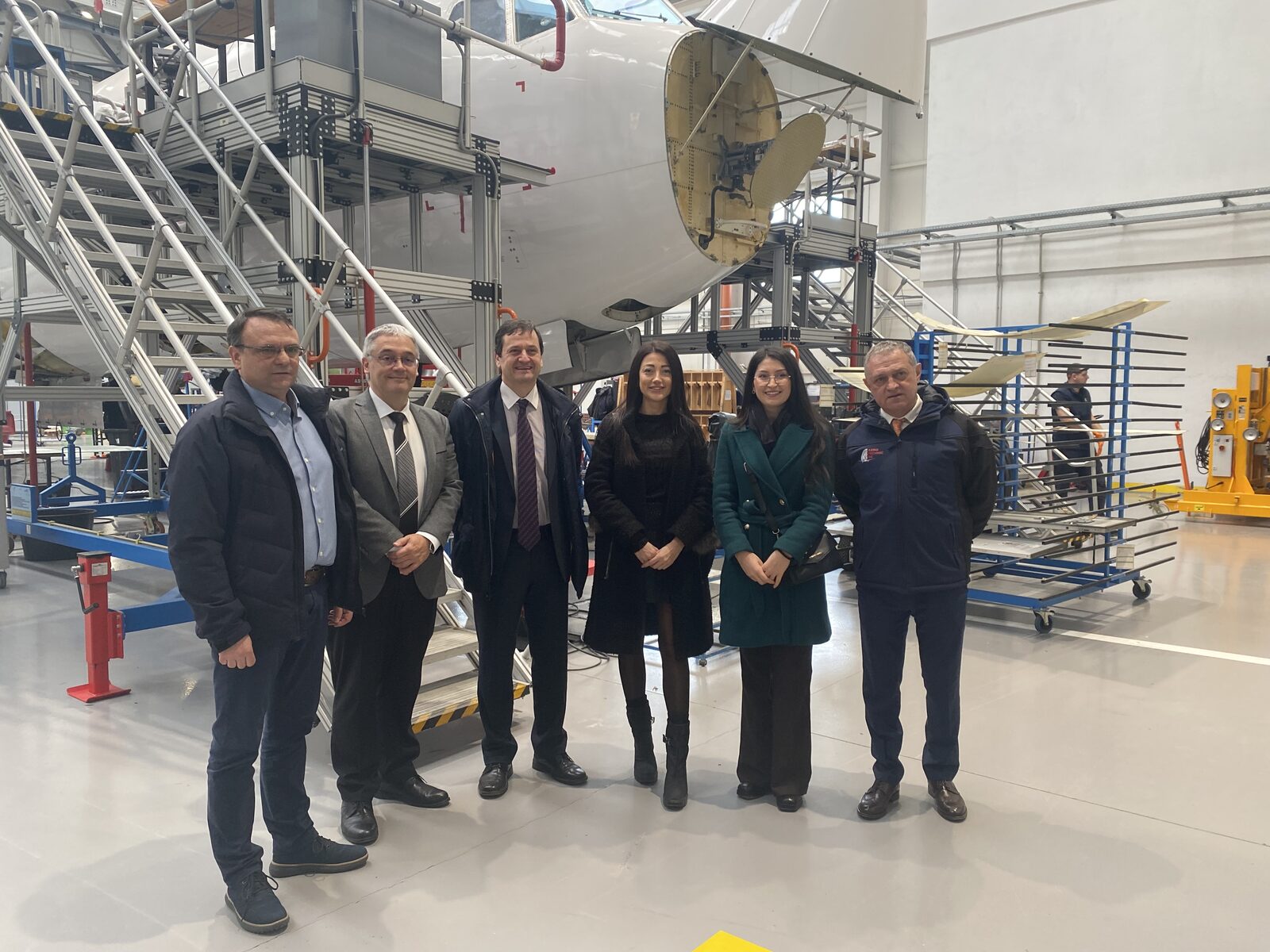 Екипът на Aero Technic BG в хангара за поддръжка на самолети по време на посещение на Българската агенция за инвестиции