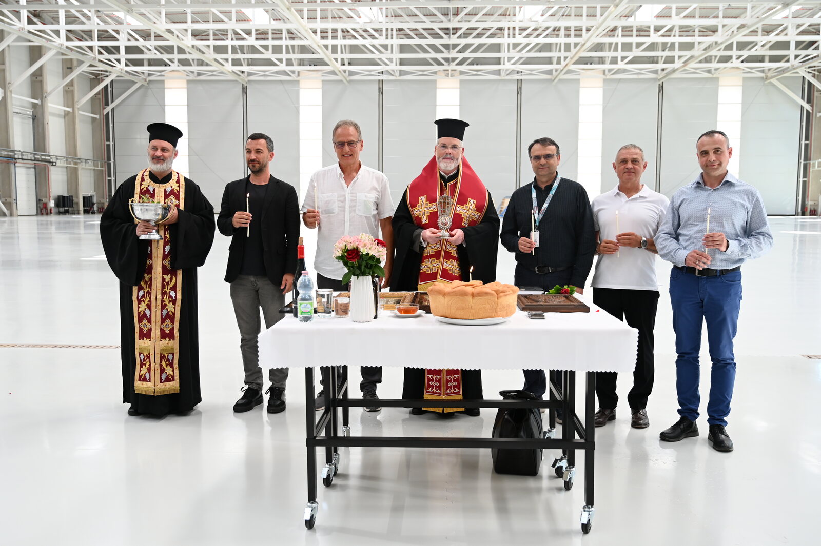 Освещаването в новия хангар — духовници и ръководството на Aero Technic BG пред празничната маса
