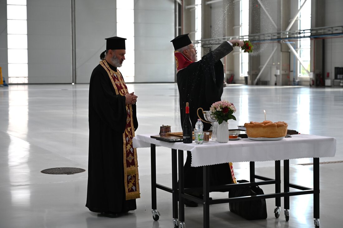 Духовници пред масата за освещаване в новия хангар