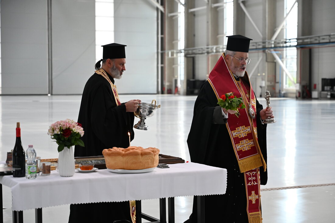 Масата за освещаване в новия хангар