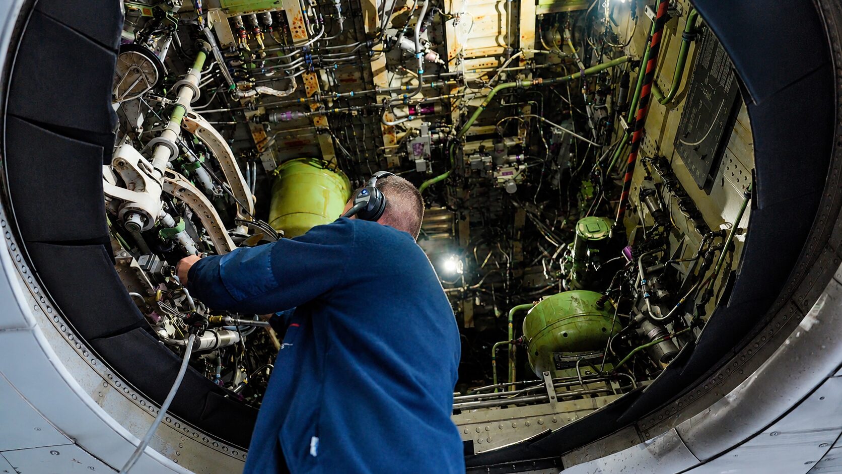 Работа по авиониката на самолет в Aero Technic BG
